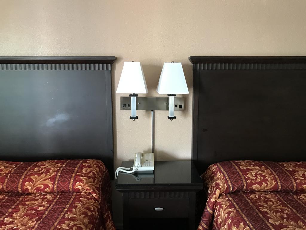 Townhouse Motel Уийд Екстериор снимка