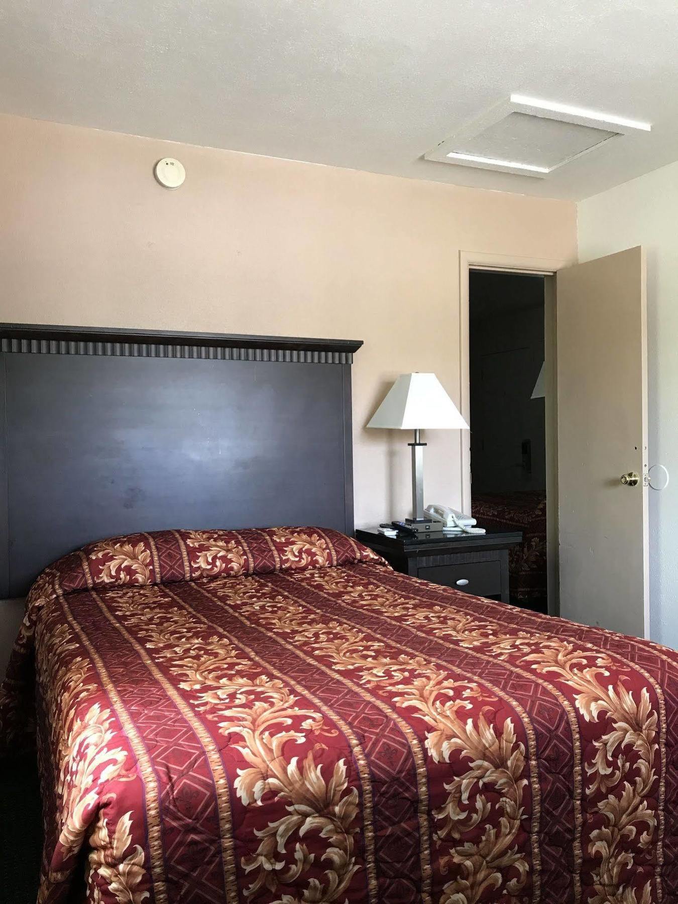 Townhouse Motel Уийд Екстериор снимка